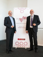 Henning Seibert (links) unterstützt ab sofort das Präsidium des Deutschen Weinbauverbands um Präsident Klaus Schneider (rechts).