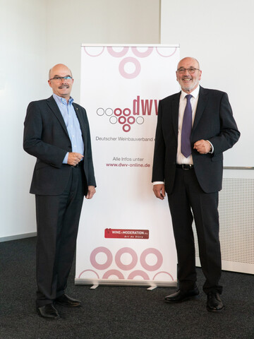 Henning Seibert (links) untersttzt ab sofort das Prsidium des Deutschen Weinbauverbands um Prsident Klaus Schneider (rechts).
