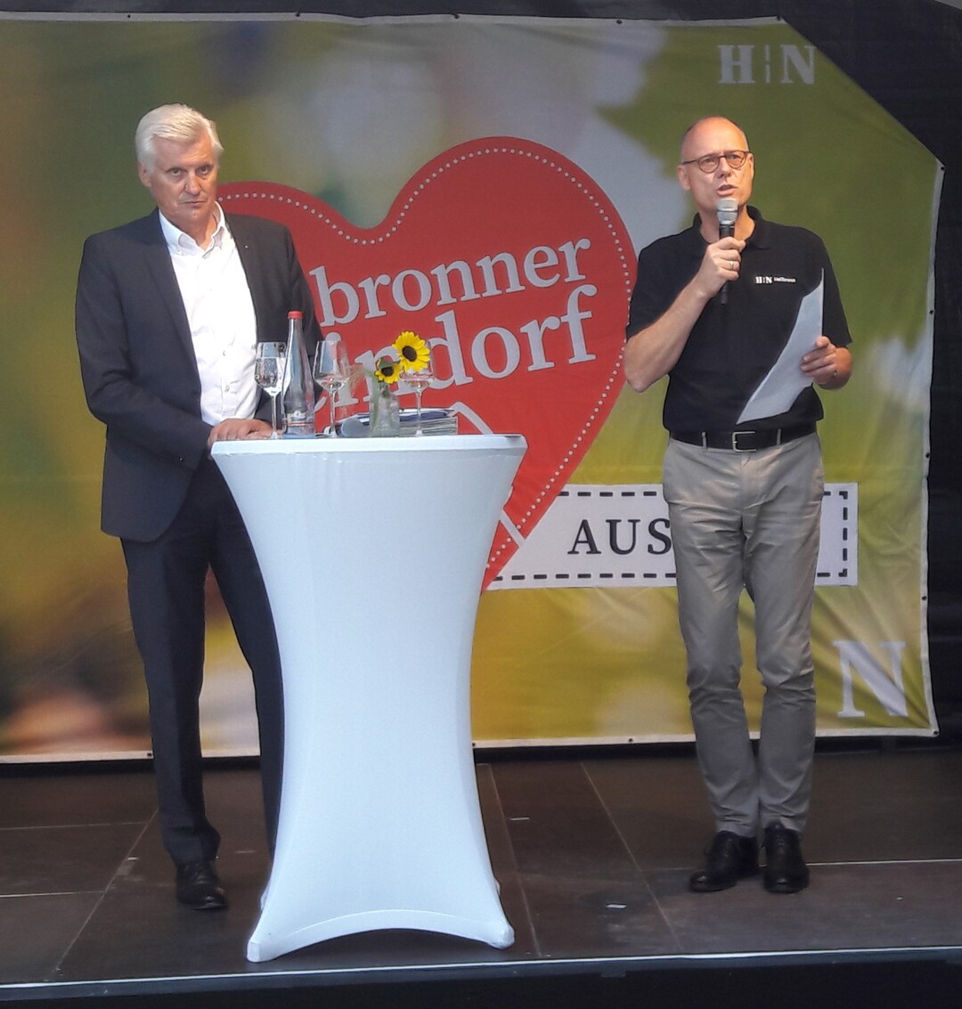 Steffen Schoch, Geschftsfhrer der Heilbronn Marketing GmbH (rechts) war der Motor der Auslese, wie ihn Karl Seiter, bisheriger Geschftsfhrer der Genossenschaftskellerei Heilbronn (links), nennt. Dafr wurde er 164. Heilbronner Herbstritte. 