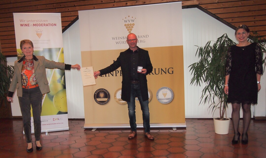   Staatssekretrin Gurr-Hirsch vergibt den Staatsehrenpreis an die Jupiter Weinkeller GmbH (Brackenheim-Hausen).