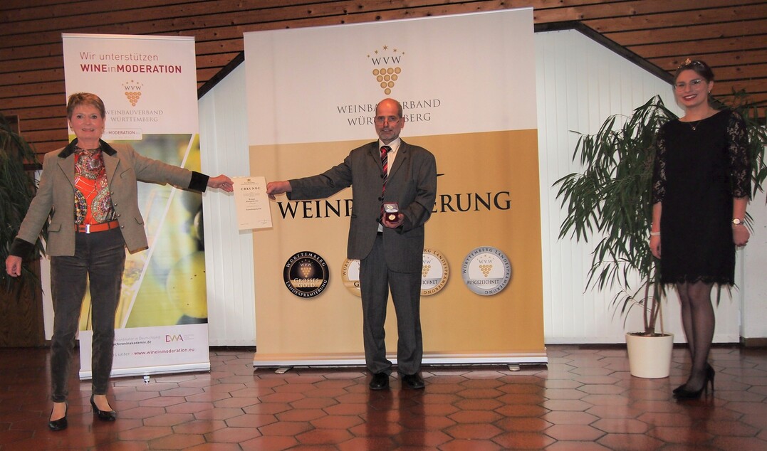   Staatssekretrin Gurr-Hirsch vergibt den Staatsehrenpreis an den Weinhof Ranspacher Hof (Cleebronn).