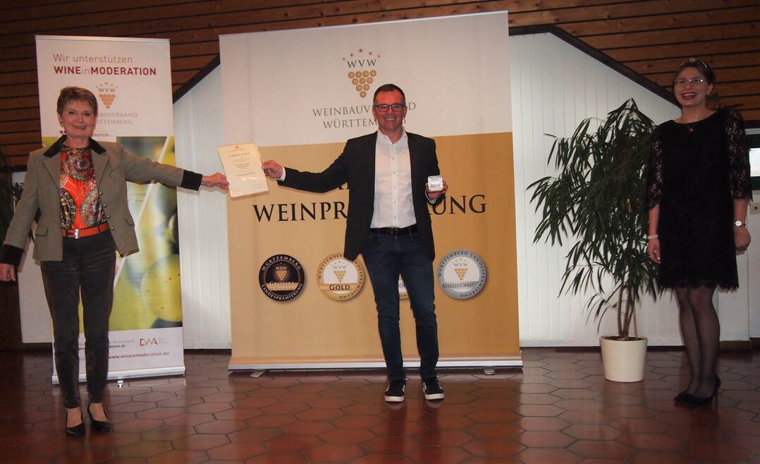   Staatssekretrin Gurr-Hirsch vergibt den Staatsehrenpreis an die Privatkellerei Rolf Willy GmbH (Nordheim).