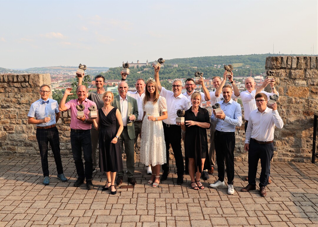 Die zehn strahlenden Sieger von Best of Gold 2023 im Schlosshotel Steinburg (v.l.): 
Hermann Mengler (Bezirk Unterfranken), Herbert Mller (Weingut Kreglinger),
Maximilian Frhlich, (Weingut Michael Frhlich),
Sandra Sauer (Weingut Horst Sauer), Artur Steinmann (Prsident Frnkischer Weinbauverband e.V.), Patrick Braun (Weingut Waldemar Braun),
Eva Brockmann (65. Frnkische Weinknigin),
Andreas Oehm (Vorstandsvorsitzender Winzergemeinschaft Franken  GWF),
Harald Brgel (Weingut Brgel)
Nicole Roth (Bio-Weingut-Roth),
Florian Engelmann (Weingut Leininger), Johannes Burkert (Bayerische Landesanstalt fr Weinbau und Gartenbau), Gerald Wst (Geschftsfhrer DIVINO Nordheim Thngersheim) und Moritz Braun (Weingut Am Kreuzberg).
