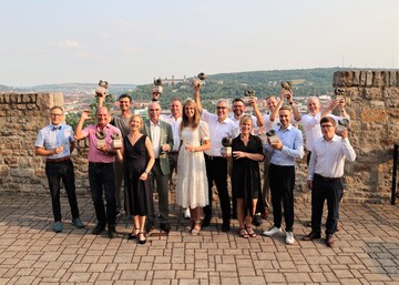 Die zehn strahlenden Sieger von Best of Gold 2023 im Schlosshotel Steinburg (v.l.): 
Hermann Mengler (Bezirk Unterfranken), Herbert Mller (Weingut Kreglinger),
Maximilian Frhlich, (Weingut Michael Frhlich),
Sandra Sauer (Weingut Horst Sauer), Artur Steinmann (Prsident Frnkischer Weinbauverband e.V.), Patrick Braun (Weingut Waldemar Braun),
Eva Brockmann (65. Frnkische Weinknigin),
Andreas Oehm (Vorstandsvorsitzender Winzergemeinschaft Franken  GWF),
Harald Brgel (Weingut Brgel)
Nicole Roth (Bio-Weingut-Roth),
Florian Engelmann (Weingut Leininger), Johannes Burkert (Bayerische Landesanstalt fr Weinbau und Gartenbau), Gerald Wst (Geschftsfhrer DIVINO Nordheim Thngersheim) und Moritz Braun (Weingut Am Kreuzberg).