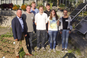  Einen informativen und unterhaltsamen ersten Arbeitstag hatten sechs Mdchen und Jungen, die ihre Ausbildung bei der Bayerischen Landesanstalt fr Weinbau und Gartenbau (LWG) in Veitshchheim begonnen haben.