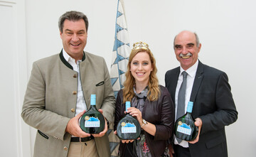Weinbauprsident Artur Steinmann und Weinknigin Klara Zehnder diskutierten mit dem bayerischen Ministerprsidenten Markus Sder ber aktuelle Themen, die den Frankenwein betreffen. 