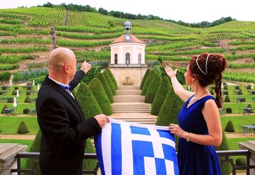 Die Landesbhnen Sachsen, die Elbland Philharmonie Sachsen und Europas erstes Erlebnisweingut, Schloss Wackerbarth, begren zum 14. Sommernachtsball Mitte Juni, der ganz im Zeichen griechischer Musik und Gaumenfreuden steht. 
