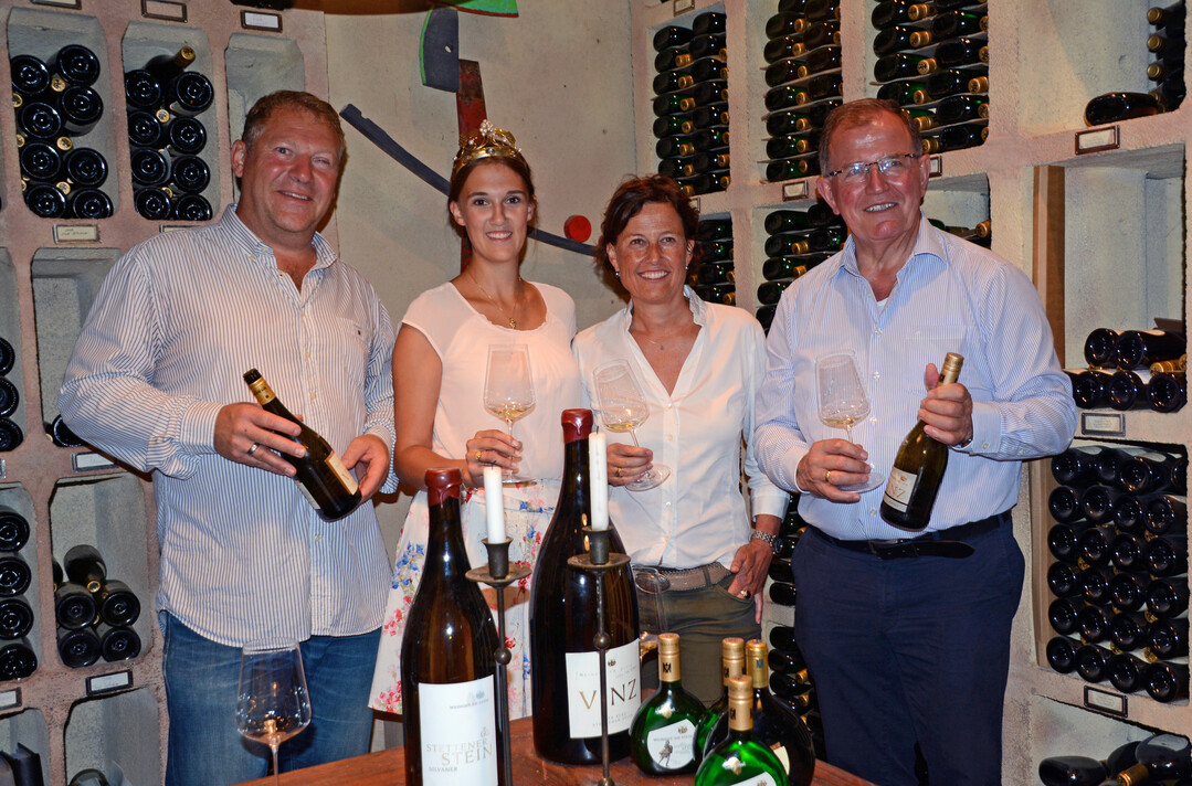 In der Schatzkammer vom Weingut am Stein fand die Sommertour des Bezirkstagsprsidenten ihren Abschluss. 