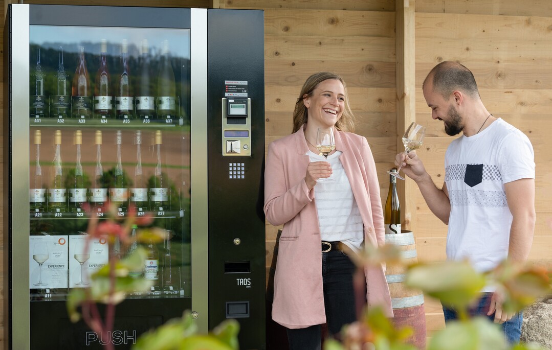   Der Weinautomat des Weingut Sonnenhof sorgt 24/7 fr Genuss. 