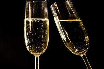 Seit mehr als 100 Jahren wird auf Sekt, Prosecco und Champagner bis heute die Schaumweinsteuer erhoben. 