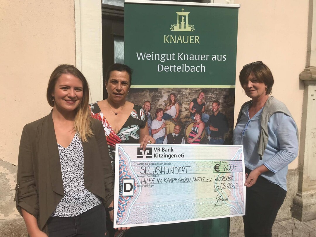 Das Weingut Knauer berreichte einen Check in Hhe von 600 Euro an den Verein "Hilfe im Kampf gegen Krebs e. V.". Gesammelt wurde das Geld anlsslich eines Festes zum 165-jhrigen Jubilums des Weinbaubetriebes.