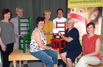 Stolze 1.000 Euro berreichten die Gstefhrer Weinerlebnis Franken in Wrzburg an den Verein FortSchritt Wrzburg e.V. 