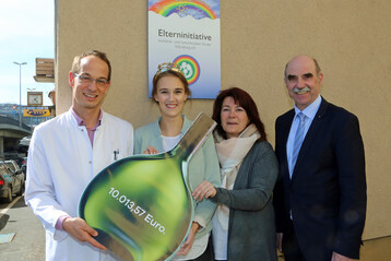 Die Frnkische Weinknigin Silena Werner (2. v. l.) Weinbauprsident Artur Steinmann (r.) berreichten einen Bocksbeutel-Scheck in Hhe von 10.013,57 Euro an Jana Lorenz-Eck (2.v.r., Vorsitzende der Elterninitiative) und an Oberarzt Dr. Matthias Wlfl von der Unikinderklinik Wrzburg.