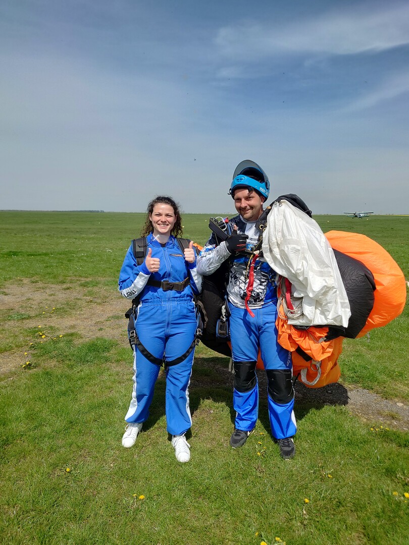 Mit dem Tandemmaster wagte  Katrin Lang den Spruch aus rund drei Kilometer Hhe.