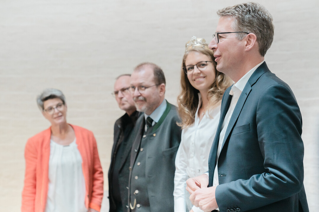 Staatsminister Markus Blume und die Frnkische Weinknigin Eva Brockmann finden die richtigen Worte im Rahmen der Prsentation der Bayerischen Museumsweine.