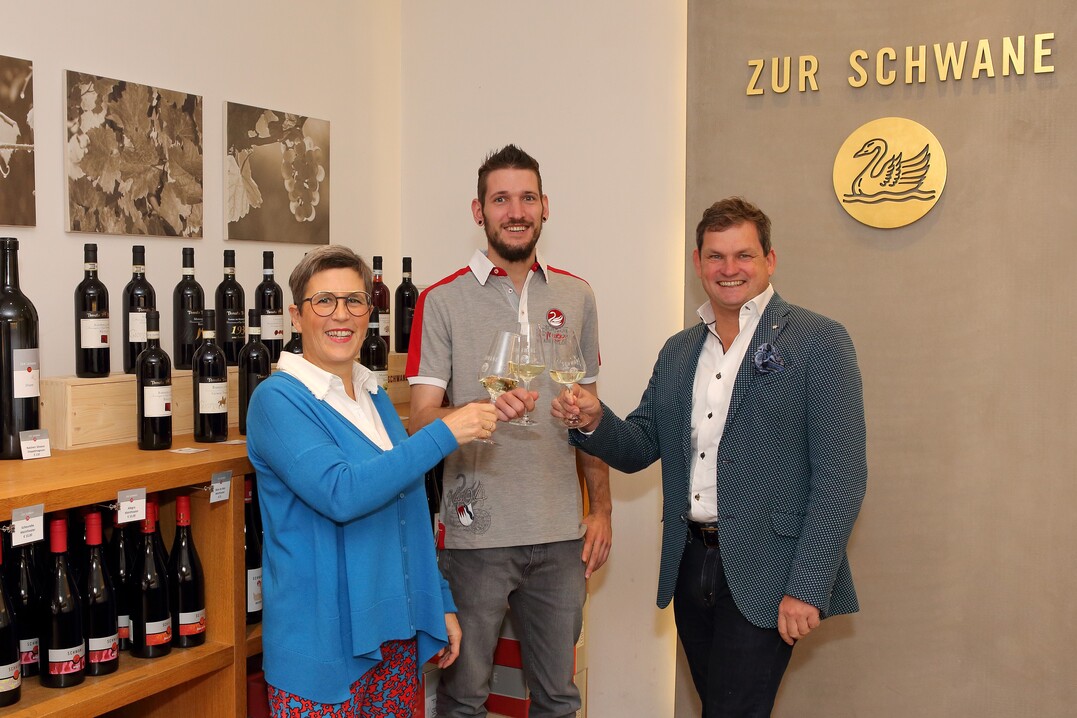 Sternekoch Steffen Szabo, Eva und Ralph Düker (r.) freuen sich auf die Zusammenarbeit im Romantik Hotel und Prädikatsweingut "zur Schwane" in Volkach.