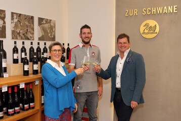 Sternekoch Steffen Szabo, Eva und Ralph Dker (r.) freuen sich auf die Zusammenarbeit im Romantik Hotel und Prdikatsweingut "zur Schwane" in Volkach.