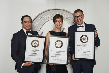 Strahlende Gewinner Martina Reiss (2. v. l.) und Christian Reiss (3. v. l.) auf der IWC in London.