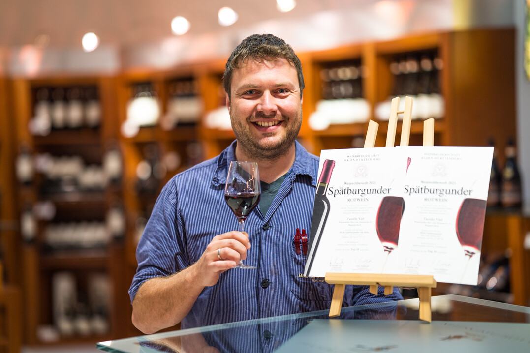 Freut sich über die Platzierung unter den besten zehn jungen Weinmachern: Tassilo Viel mit den Siegerweinen.