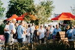 Das Tasting im Park wurde zu einem vollen Erfolg mit vielen Weinbegeisterten bei entspannter und zugleich feierlicher Atmosphäre.