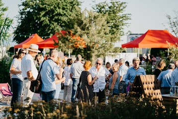 Das Tasting im Park wurde zu einem vollen Erfolg mit vielen Weinbegeisterten bei entspannter und zugleich feierlicher Atmosphre.