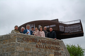 ber den neuen terroir f-Aussichtspunkt freuen sich von links: Doris Paul (stellv. Landrtin), Karl Hchner (Brgermeister Grolangheim), Herbert Pfriem (Weinbauverein Grolangheim), Artur Steinmann (Prsident Frnkischer Weinbauverband), Dorothea Glaser (Vorsitzende Weinbauverein Grolangheim), die Frnkische Weinknigin Carolin Meyer, Jochen Lange (Regierungsvizeprsident Unterfranken) und Dr. Hermann Kolesch (Prsident Bayerische Landesanstalt fr Weinbau und Gartenbau).