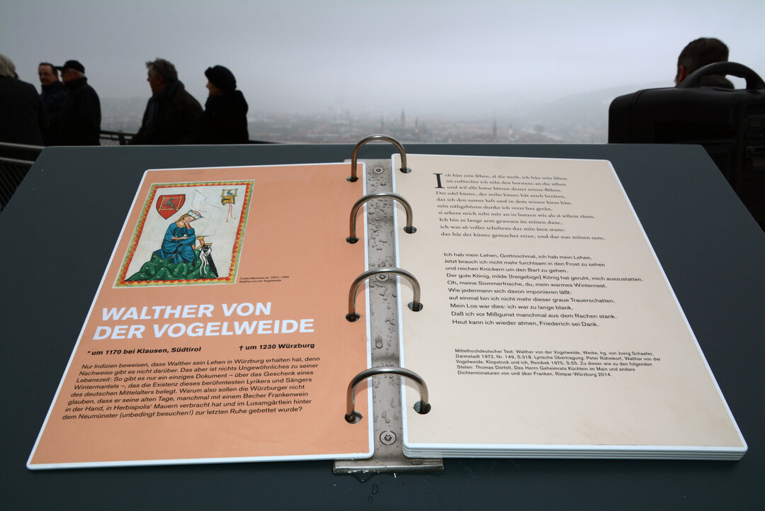 Ein groformatiges Literaturbuch liefert Hintergrundwissen zu den vier Literaten. 