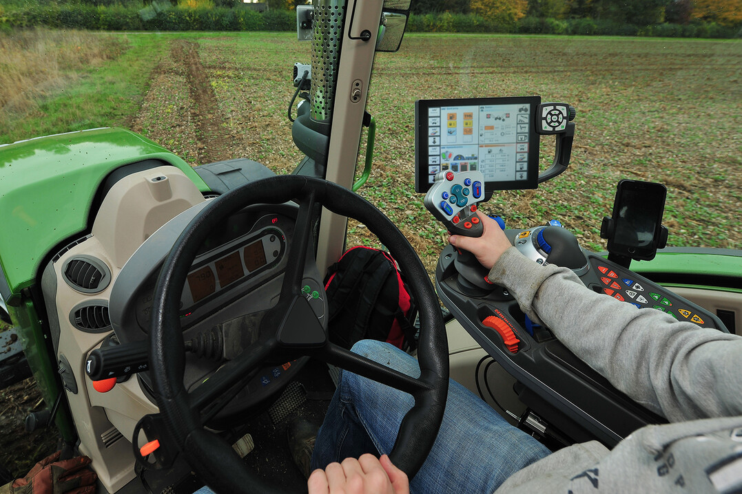 Traktor auf einem Feld der TH Bingen - In der Agrarwirtschaft wird die Digitalisierung immer wichtiger.
