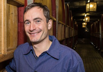 Kellermeister Thomas Hirt ist stolz auf das gute Abschneiden der beiden Pinots beim internationalen Wettbewerb in der Schweiz. 