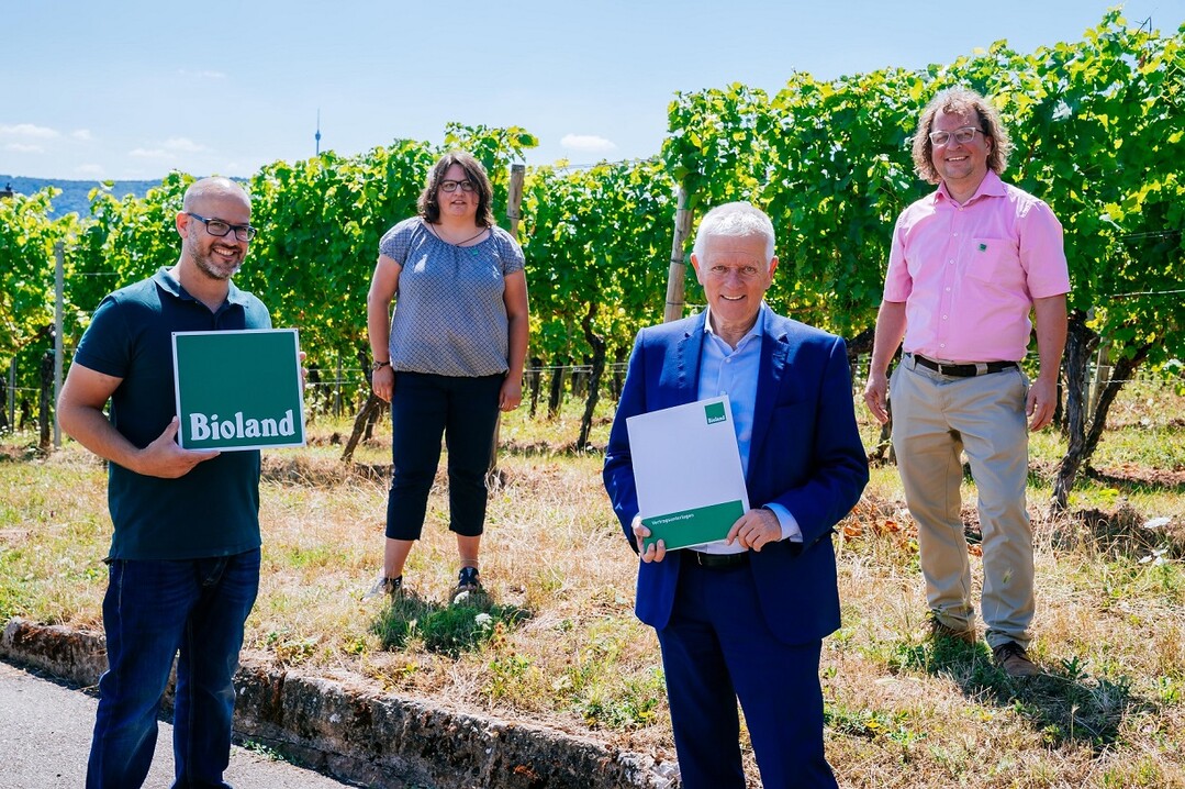 Timo Saier, der Leiter des Weinguts der Stadt Stuttgart, die Bioland Weinbauberaterin Veronica Ullrich, Oberbürgermeister Fritz Kuhn und Bioland Geschäftsführer Dr. Christian Eichert.