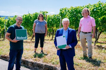 Timo Saier, der Leiter des Weinguts der Stadt Stuttgart, die Bioland Weinbauberaterin Veronica Ullrich, Oberbrgermeister Fritz Kuhn und Bioland Geschftsfhrer Dr. Christian Eichert.