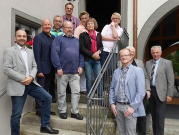 Die Teilnehmer der Rebe & Wein-Redaktionskonferenz vor dem Weingut Meintzinger im Weinort Frickenhausen (Landkreis Wrzburg)