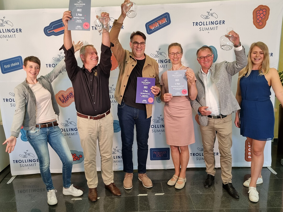 Die Sieger des Trollinger Summit 2022, eingerahmt von Cathrin Bihlmayer (links) und Julia Bcklen: Martin Notz, Martin Fischer vom Weingut Sonnenhof sowie Christine und Reinhard Baumgrtner vom Panoramaweingut.