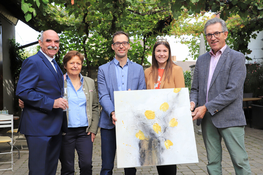Der künstlerisch wertvolle Ehrenpreis des Fränkischen Weinbauverbands wird sich toll an der Wand der Weingutes machen.