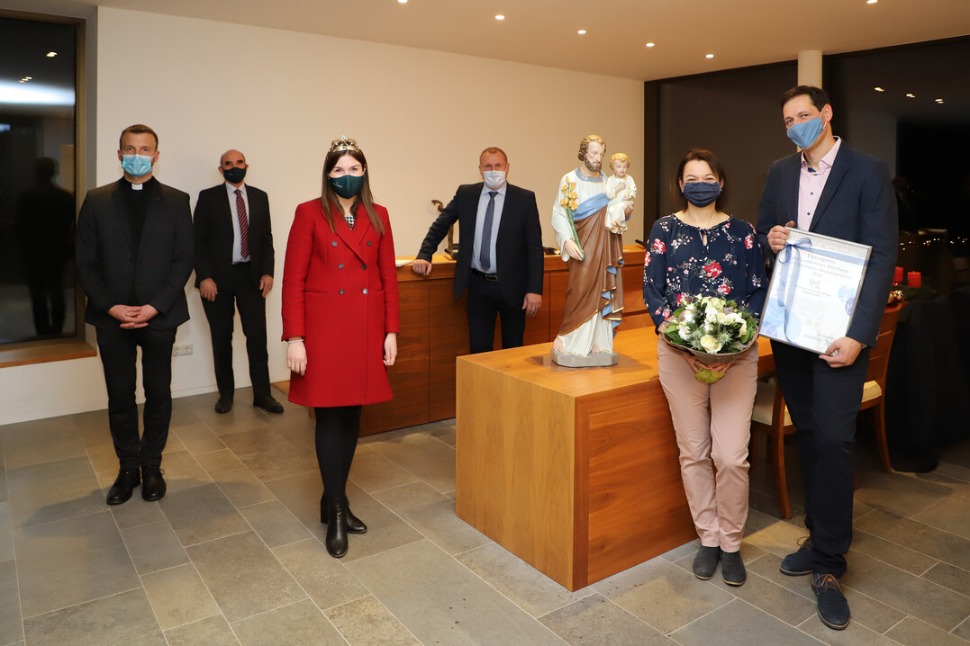 bergabe des Wrzburger Landkreisehrenpreises im Weingut Schmachtenberger (v. r. ): Markus und Claudia Schmachtenberger, Landrat Thomas Eberth, Frnkische Weinknigin Carolin Meyer, Weinbauprsident Artur Steinmann und Pfarrer Tobias Fuchs.
  