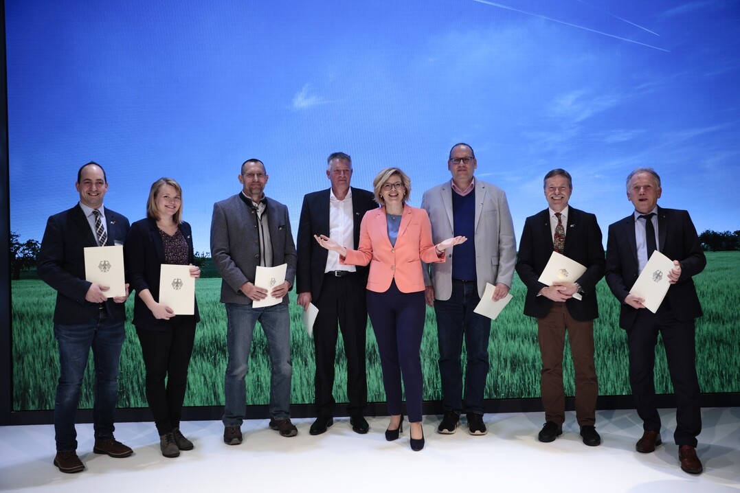 Bundesministerin Julia Klckner bei der bergabe der Frderbescheide auf der Grnen Woche.