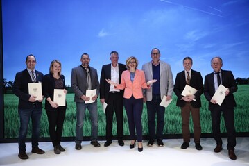 Bundesministerin Julia Klckner bei der bergabe der Frderbescheide auf der Grnen Woche.