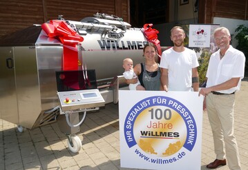 Alexander und Eva Eisele vom Weingut Eisele freuen sich ber den Gewinn einer Willmes Weinpresse.