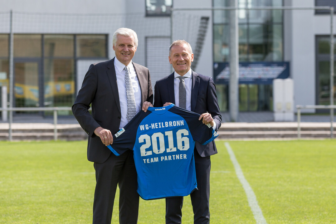 Karl Seiter, Geschäftsführer der Genossenschaftskellerei freut sich mit dem Geschäftsführer der TSG, Dr. Peter Görlich über die neue Partnerschaft (von links).