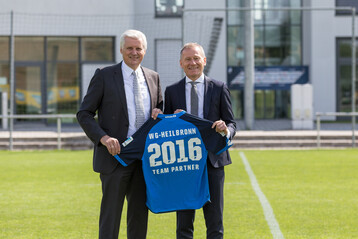 Karl Seiter, Geschftsfhrer der Genossenschaftskellerei freut sich mit dem Geschftsfhrer der TSG, Dr. Peter Grlich ber die neue Partnerschaft (von links). 