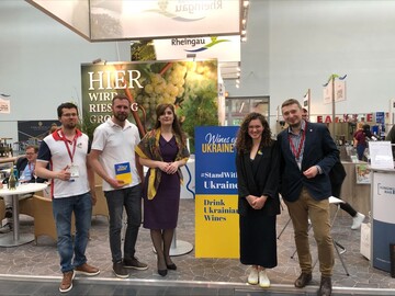 Generalkonsulin Iryna Shum und Dr. Andrii Tarasov mit ukrainische Winzern am Gemeinschaftsstand des Rheingaus.