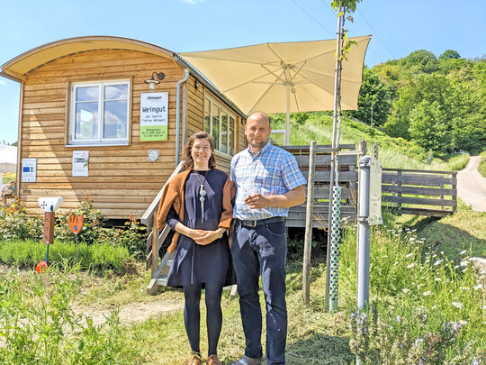 Ulrike und Florian Weingart haben sich beim Bau der Vinothek an einem Tiny House orientiert.