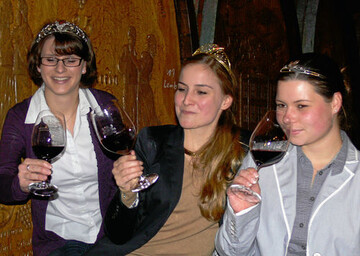 Weinprobe mit Weinknigin
Petra Hammer (links) und
Prinzessin Stefanie Zimmer
(rechts) in Untertrkheim.