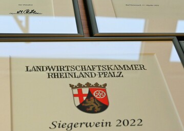Die Urkunden fr die Siegerweine und Siegerbrnde wurden von Kammerprsident konomierat Norbert Schindler, Weinbauprsident Rheinhessen Ingo Steitz und Weinbauprsident Pfalz Reinhold Hrner in den jeweiligen Regionen direkt berreicht.