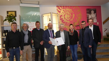 Die Verantwortlichen bei der bergabe der Machbarkeitsstudie (v. l.): Michael Schmitt (WG Markelsheim), Andreas Nubaum (BIT), Thomas Lochmann (MLR), Georg Schmitt (MLR), Meinhard Strkel (Landwirtschaftsamt), Sabrina Theel (BIT), Jrgen Stilling (WG Markelsheim), Roland Zipf (Landwirtschaftsamt).