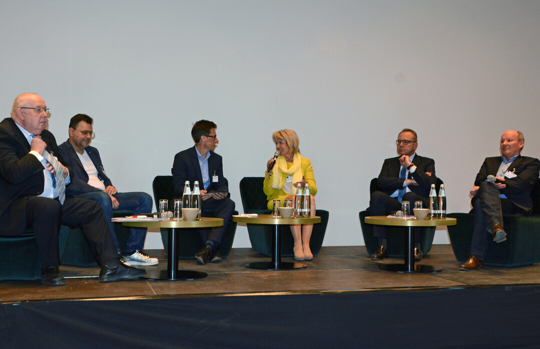 In der abschlieenden Diskussionsrunde ging es darum, wie die Wettbewerbsfhigkeit am Tourismusstandort verbessert werden kann. Im Bild von links: Olaf Seifert, Tourismusverband Franken, Ralf Barthelmes, Bayerischer Hotel- und Gaststttenverband DEHOGA Bayern, Moderator Frank-Gnter Mller, BR Hrfunk Studio Mainfranken, Landrtin Tamara Bischof, Landkreis Kitzingen, Wolfgang Fieber, vbw Bezirksgruppe Unterfranken, und Dr. Hermann Kolesch, Bayerische Landesanstalt fr Weinbau und Gartenbau.
