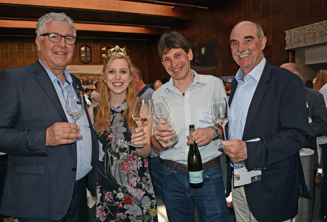 Zu den zahlreichen Gästen zählten auch Weinbaupräsident Artur Steinmann und Weinkönigin Klara Zehnder, die unter den vielen Weinen auch ‚ihren‘ Würzer vom Weingut Arnold aus Randersacker entdeckt hat. Diesen Wein hatte sie bei ihrer Wahl zur Fränkischen Weinkönigin dem Publikum vorgestellt. Im Bild von links: Der Vorsitzender vom VDP Franken Robert Haller, Weinkönigin Klara Zehnder, Bruno Arnold und Weinbaupräsident Artur Steinmann.