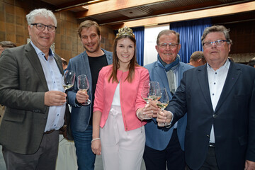 Der Vorsitzende des VDP Franken Robert Haller und sein Stellvertreter Paul Weltner konnten unter den zahlreichen Gsten auch Weinknigin Carolin Meyer, Bezirkstagsprsident Erwin Dotzel und Wrzburgs Brgermeister Dr. Adolf Bauer begren (von links). 