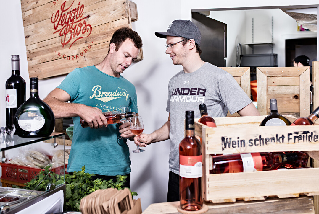 Kostprobe: Steffen Jakel von Veggie Bros Würzburg (rechts) probiert die veganen Weine von Thomas Schenk.