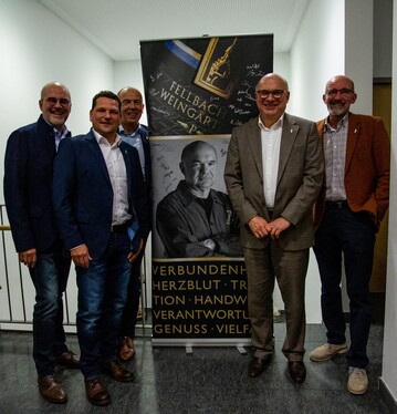 Die Fellbacher Weingrtner verabschiedeten Ende November ihren langjhrigen Kellermeister Werner Seibold (2.v. r.) in den Ruhestand. Von links: Fritz Benz, Geschftsfhrer (Controlling/Finanzen), Joachim Hess (Vorstand), Gert Seibold (Vorstand) und rechts auen Thomas Seibold (Vorstand). 